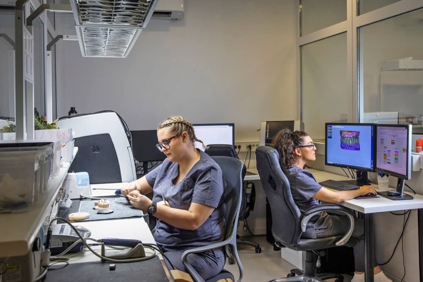 Zubotehnički laboratorij poliklinike IMED, tehničari za CAD/CAM radnim stanicama